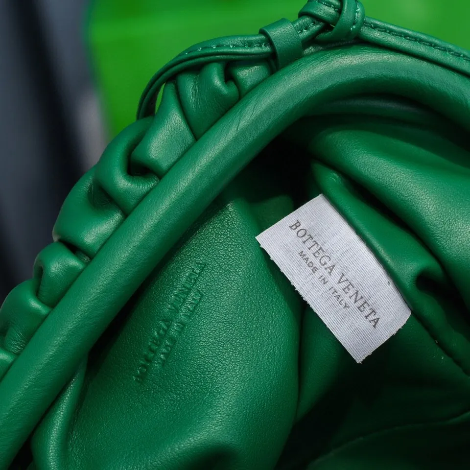 Batch 1120 Bottega Veneta cloud bag ☁️POUCH series, original plain calfskin, super low-key and attractive, soft and casual, major internet celebrity bloggers are crazy about calling it fashionable and classy, ​​lazy and intellectual, small size: 23*13*8 (small cloud plain) racing green